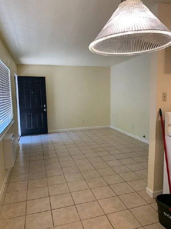 2 bed, 1.0 bath, 750 sqft, $900 — Photo 2