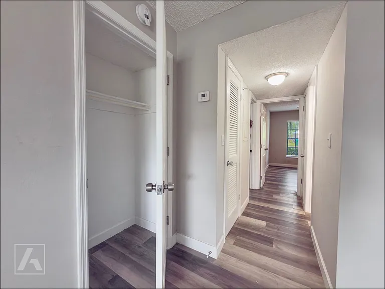 Carriage House Apts — Photo 52