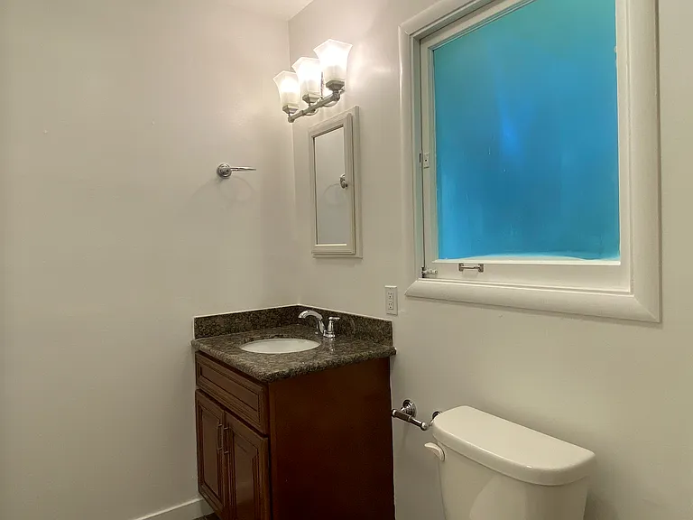 1br/1ba Charmer! Bay Views And Parking! Laundry On-Site! Balcony! Progressive — Photo 14