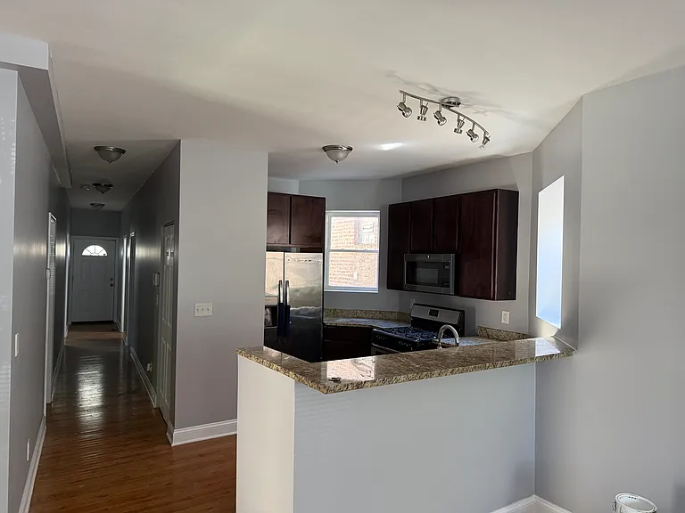 1003 N Sacramento Ave #1 — Photo 2