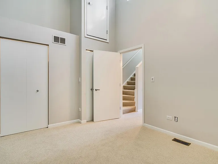 944 N Crosby St — Photo 18