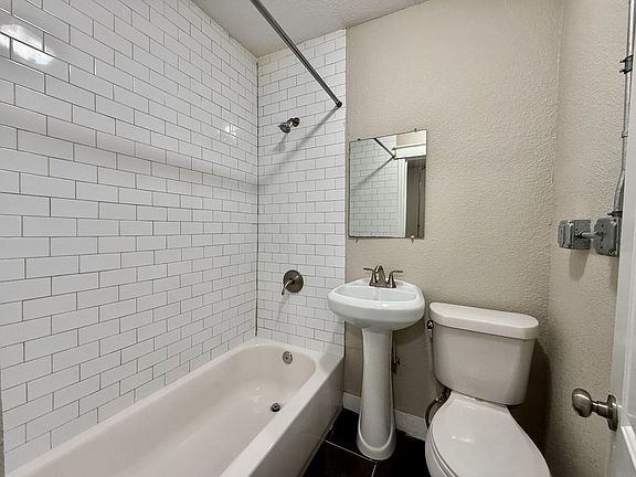 5th image of 3205 Broadway Blvd APT 16