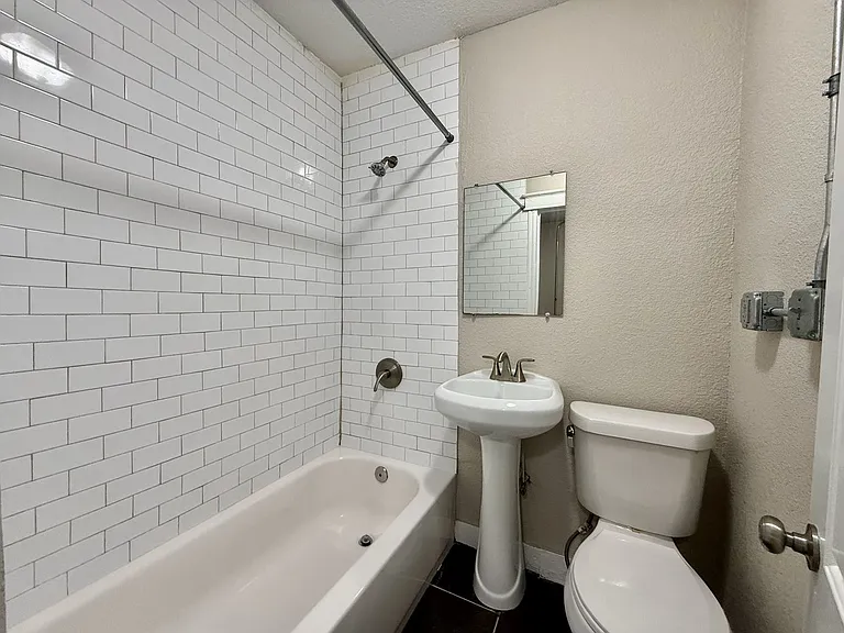 3205 Broadway — Photo 8