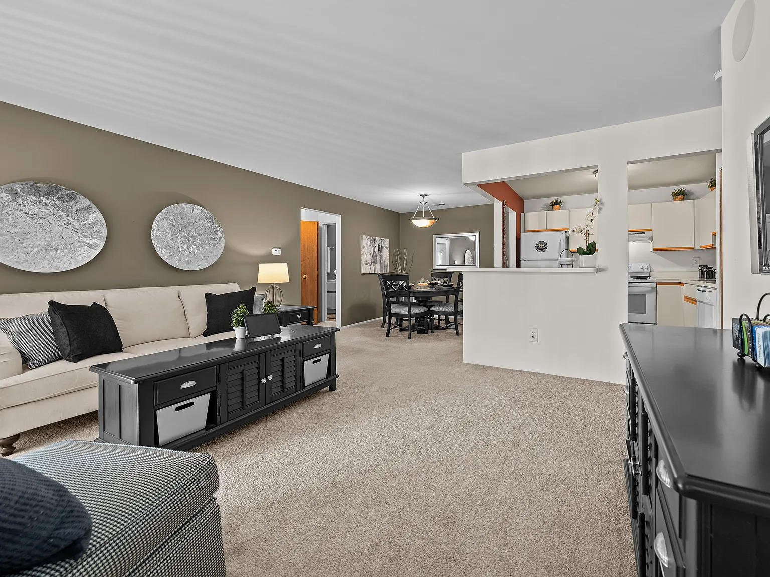 Park Lane Apartments — Photo 2