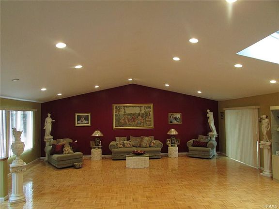2nd image of 4 Pond Ln