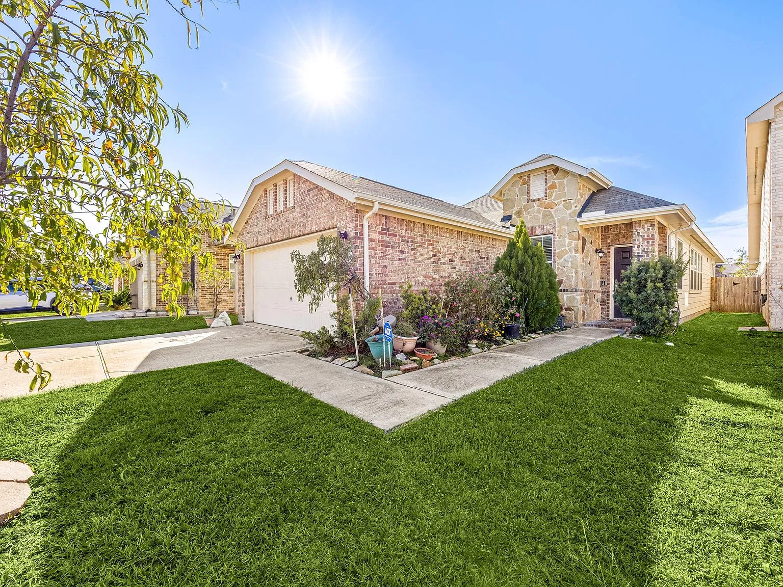 3 bed, 2.0 bath, 1784 sqft, $2,100 — Photo 3