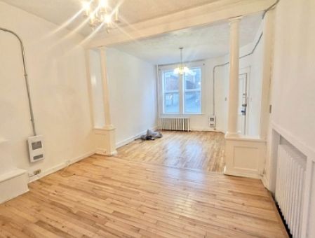 1st image of 20 Queen St #1