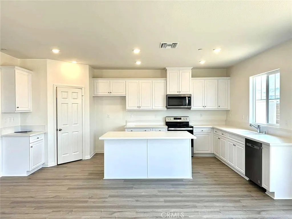 4 bed, 2537 sqft, $3,750 — Photo 4