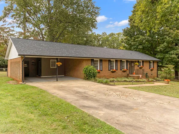 418 Wedgewood Dr, Boiling Springs, SC 29316
