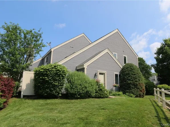218 Stoneway Ln, Peekskill, NY 10566