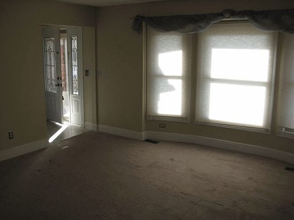 3rd image of 16318 Richfield St