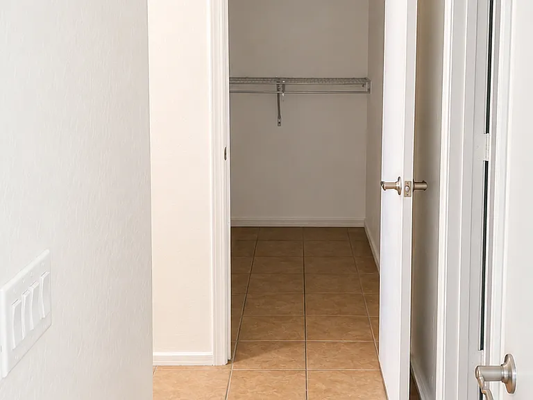 10917 W Minnezona Ave — Photo 4