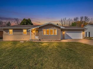 870 Nicolet Ave, Oshkosh, WI 54901