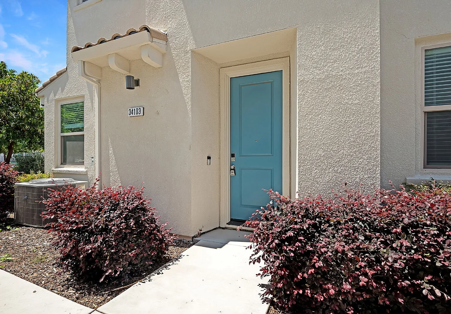 3 bed, 3.0 bath, 1774 sqft, $2,900 — Photo 1