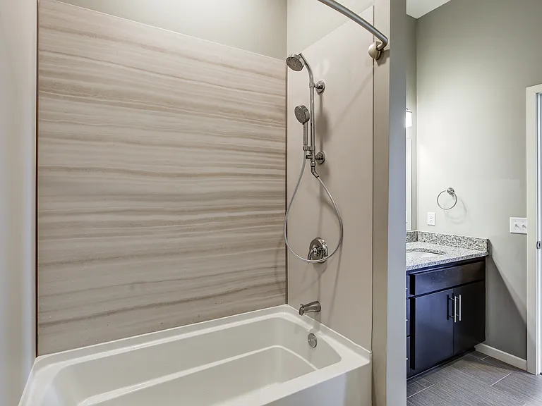 High Pointe Apartments — Photo 16