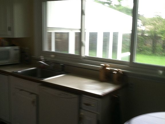 5th image of 28 Broadmoor Dr