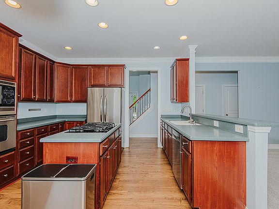 4th image of 319 Large Oak Ln