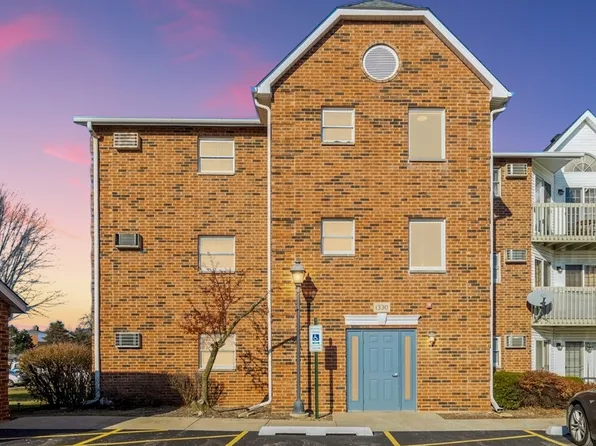 1330 Cunat Ct APT 3B, Lake In The Hills, IL 60156