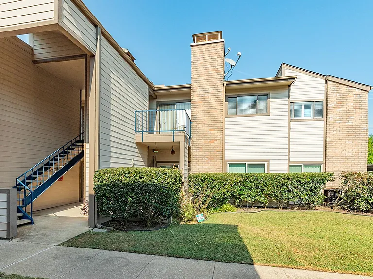 7140 N Holiday Dr — Photo 2