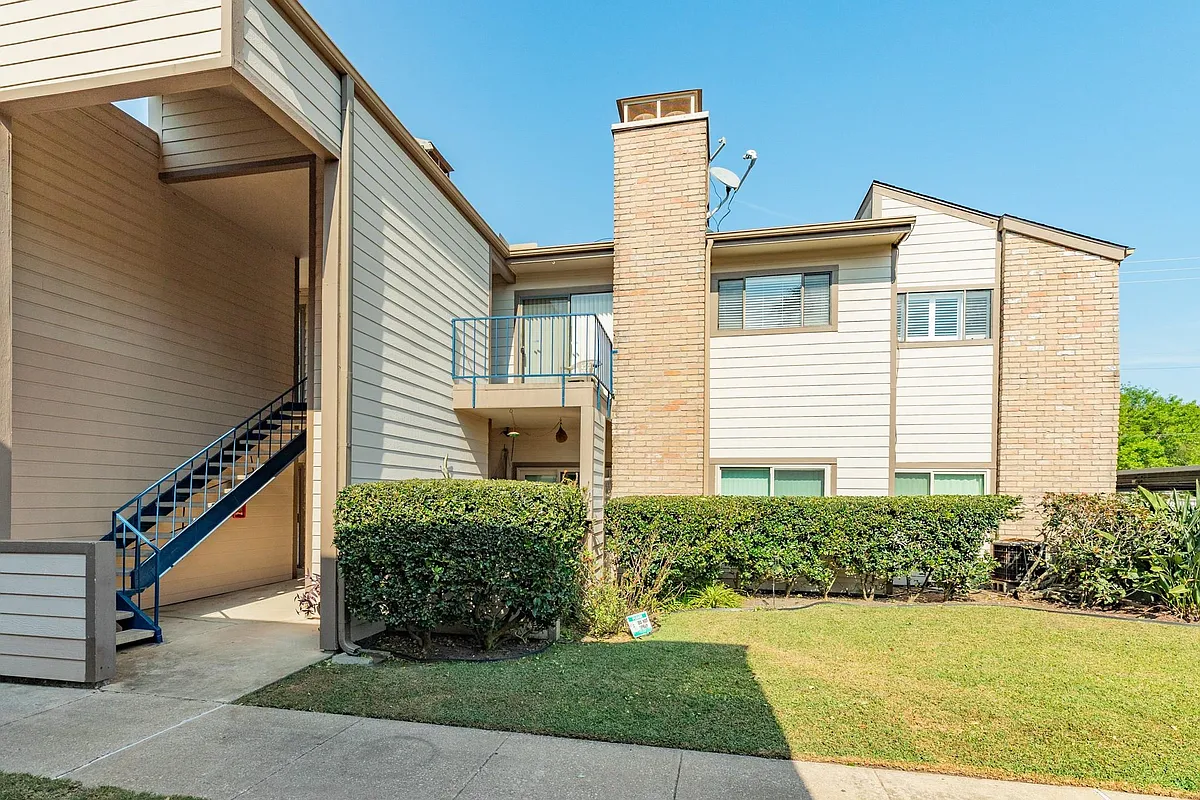 Building Photo - 7140 N Holiday Dr