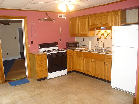 large eat-in kitchen