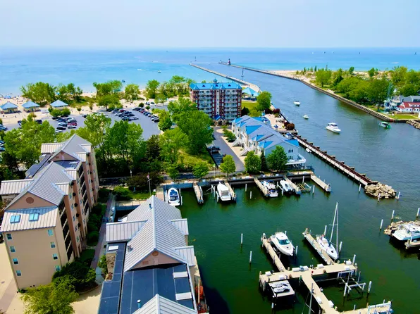 260 Water St #5E, Saint Joseph, MI 49085