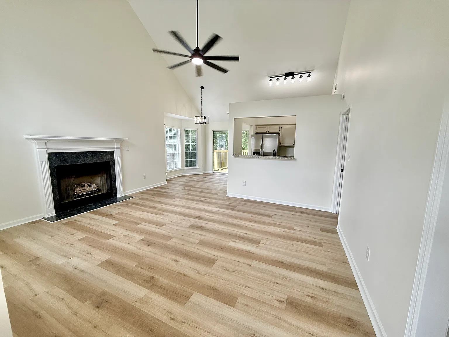 3 bed, 2.5 bath, 2260 sqft, $2,300 — Photo 2