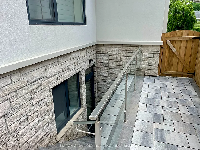 4 Leamington Ave — Photo 4