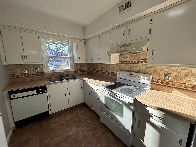 1st image of 230 Marinawoods Dr SE #1