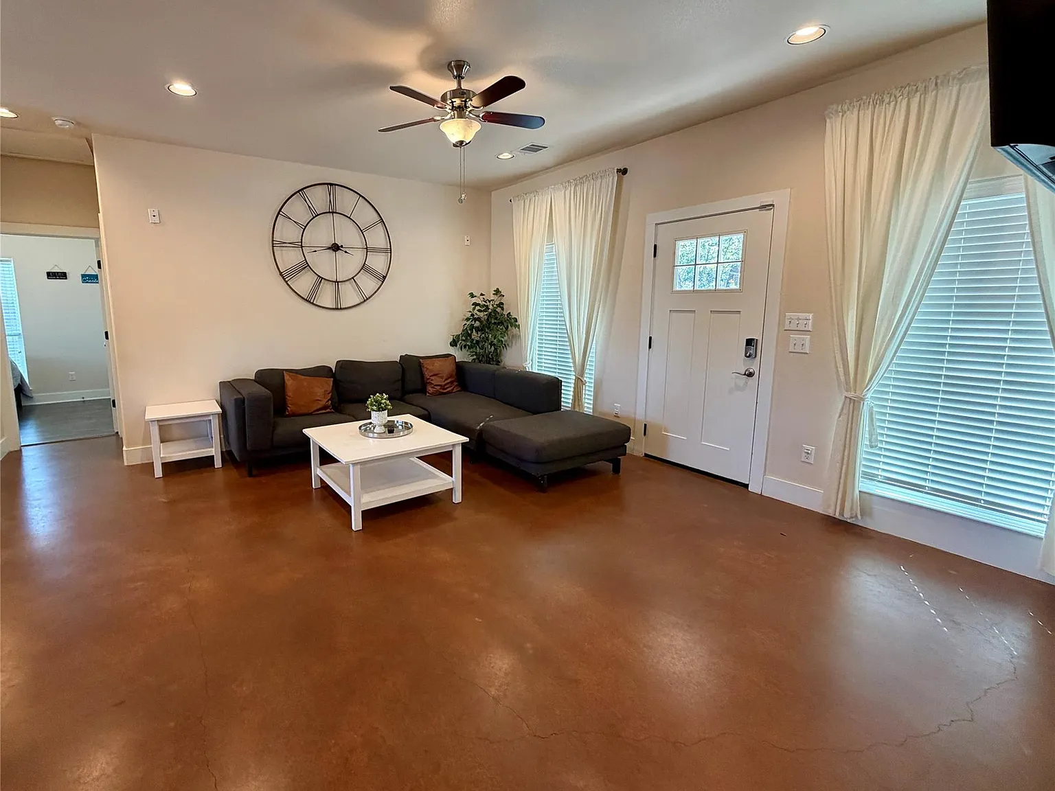 3 bed, 2.0 bath, 1100 sqft, $2,200 — Photo 3