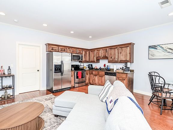 3rd image of 125 Orleans Oak Ln