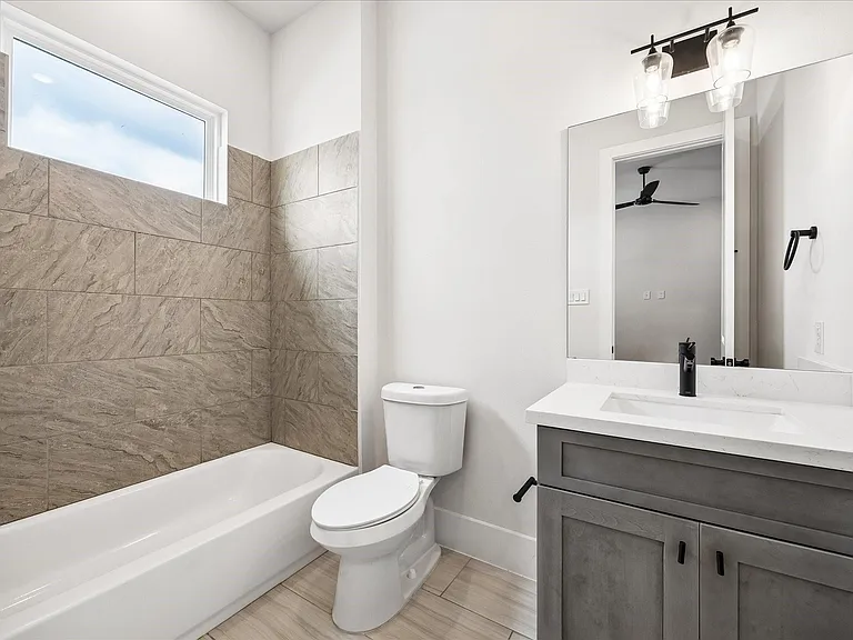 1232 W 21st St — Photo 25