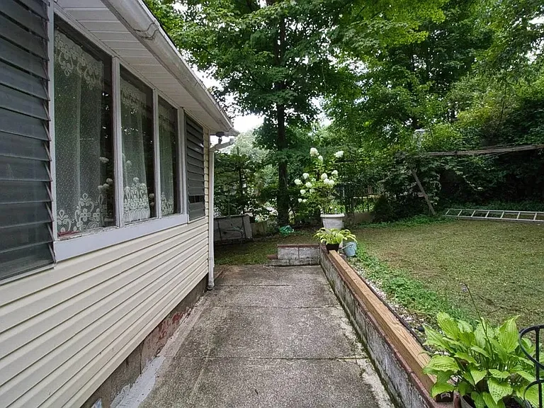 11 Laurel Trl — Photo 3