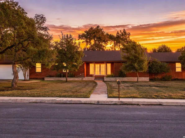 1106 W MAIN ST, Kerrville, TX 78028