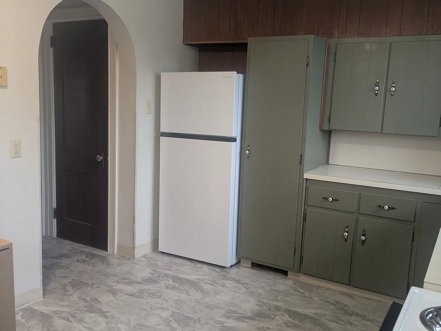 3 bed, 1300 sqft, $1,100 — Photo 2