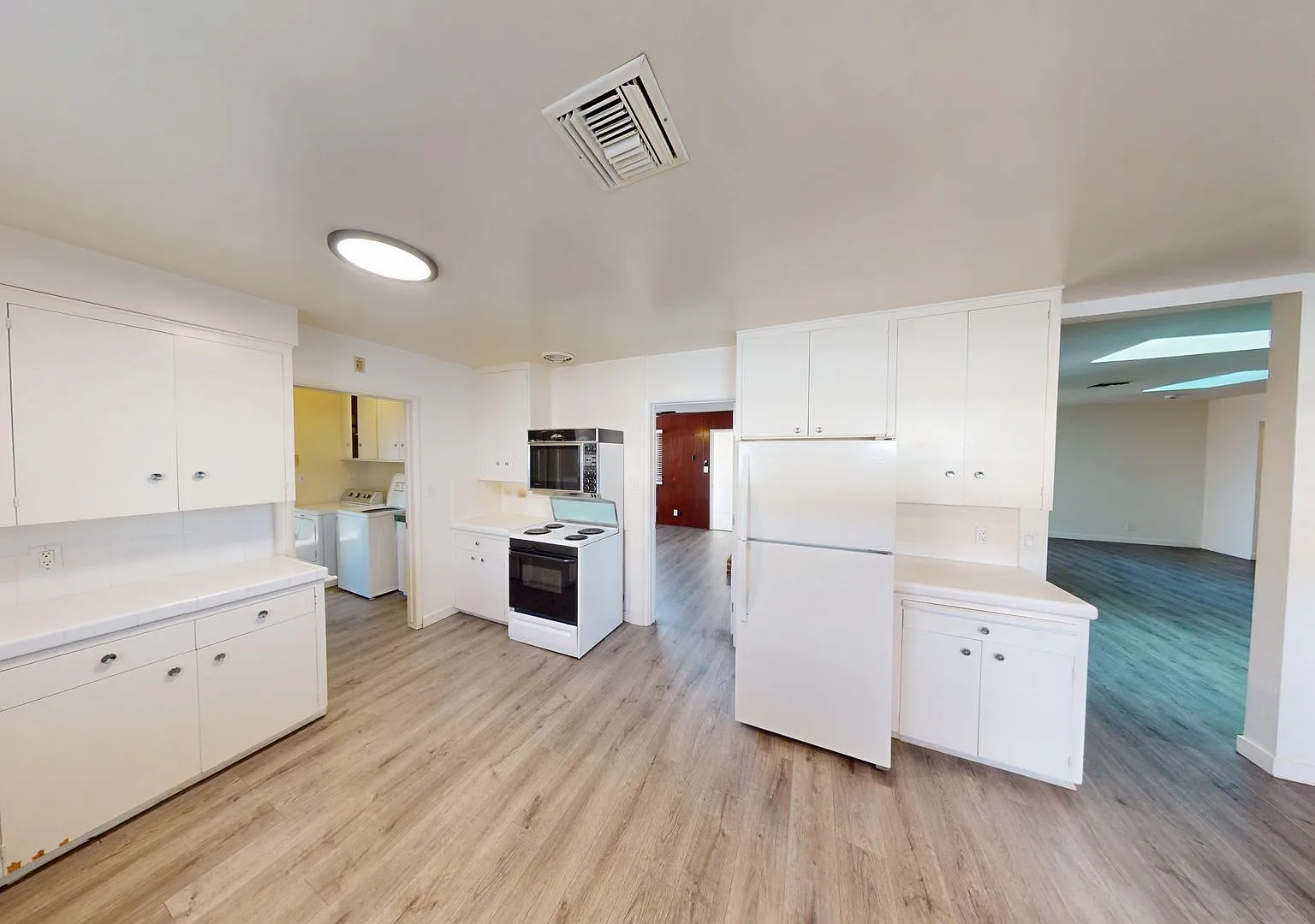 Large 7 Bedroom house on Dorothy - Steps off Campus!! — Photo 4