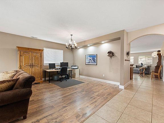 5th image of 215 SW Mariposa Ct