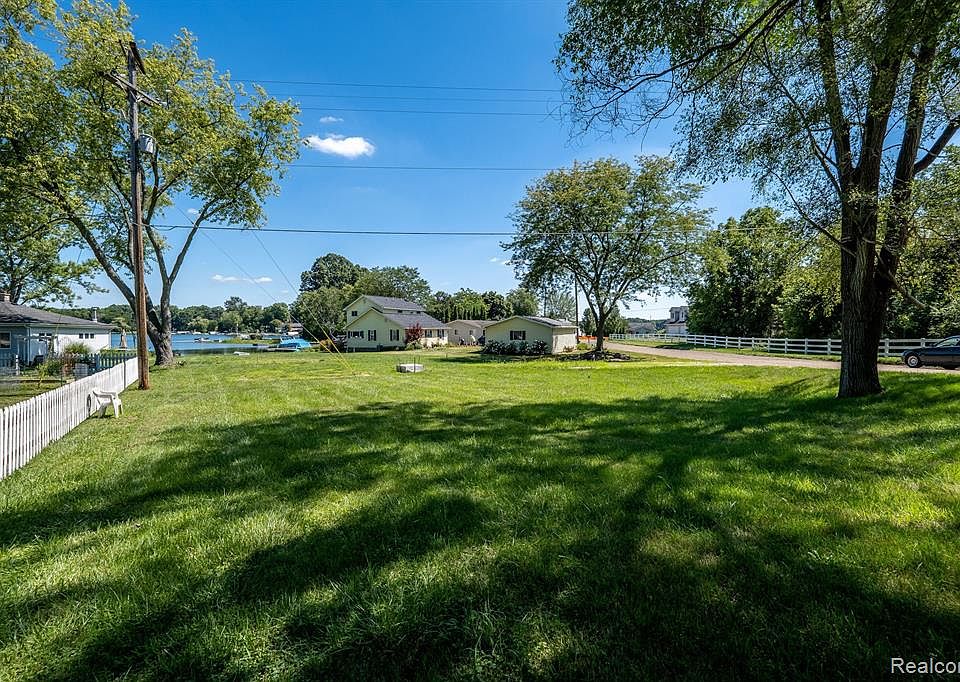 10576 Runyan Lake Ct, Fenton, MI 48430 MLS 20221030050 Zillow