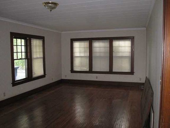 4th image of 213 N Locust St