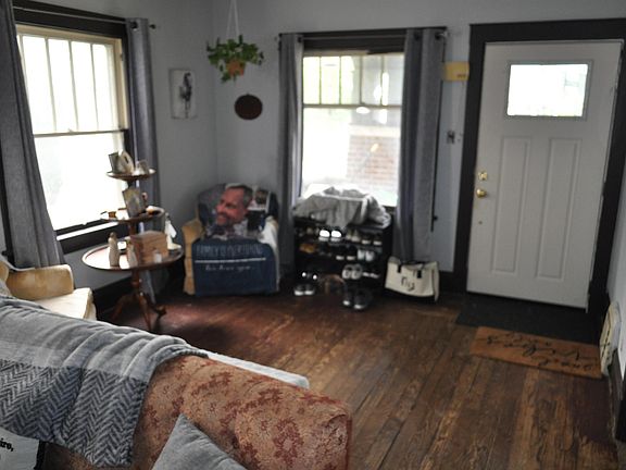 4th image of 622 W Lexington Ave