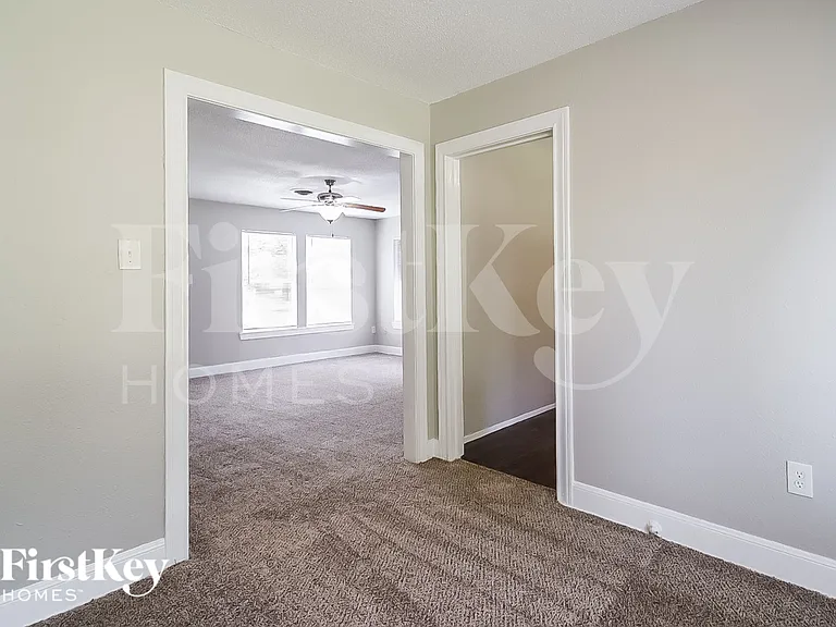 706 E Humble St — Photo 13