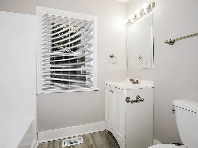 556771_028_bathroom_13189105.jpg