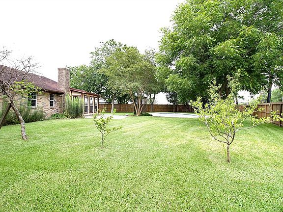 3rd image of 2302 Meadow Green Dr