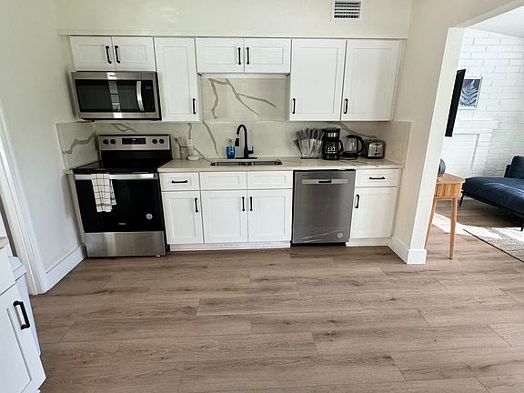 3rd image of 1076 Philippe Pkwy #A