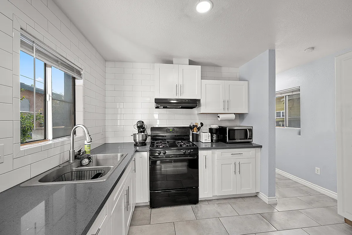 2653 Newton Avenue - 1 — Photo 4