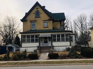438 S Main St, Oconomowoc, WI 53066