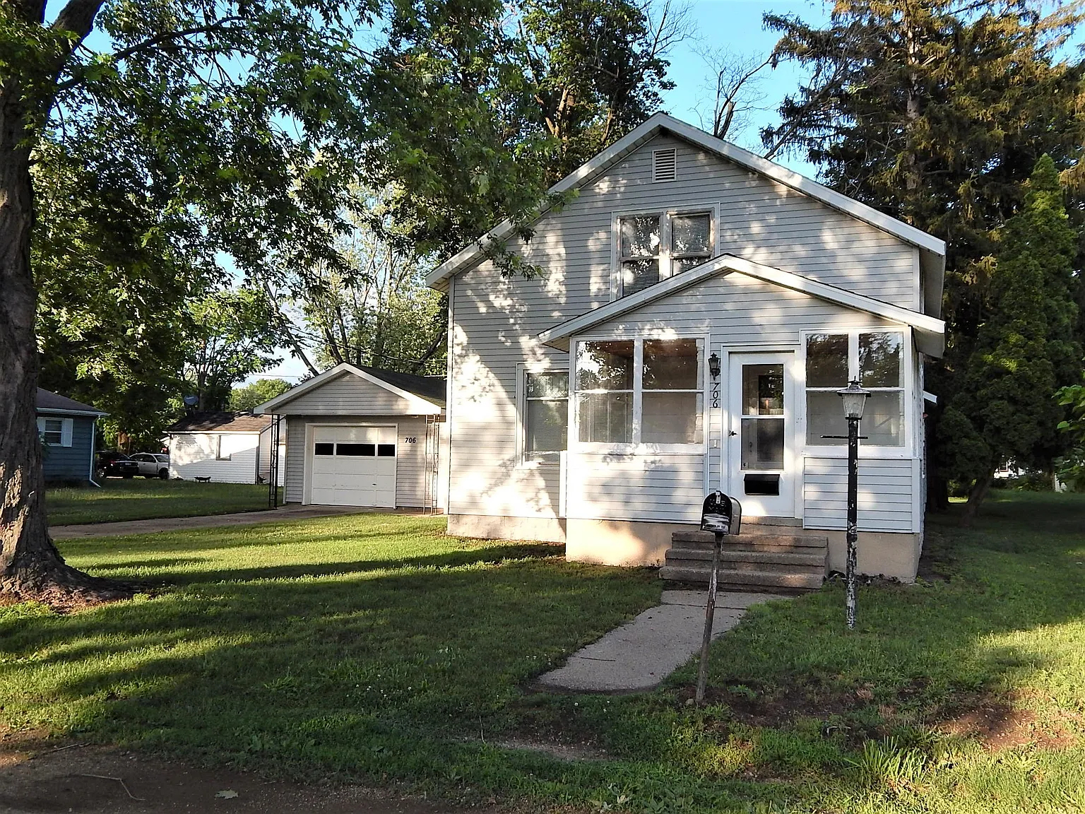 706 10th St photo 1