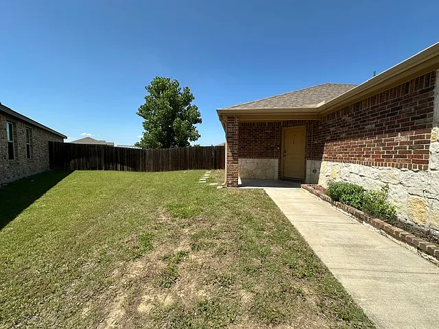 1202 Meadow Wood Ct — Photo 4