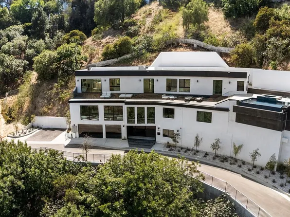3935 Hopevale Dr, Sherman Oaks, CA 91403