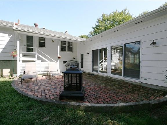 4th image of 70 Oak St